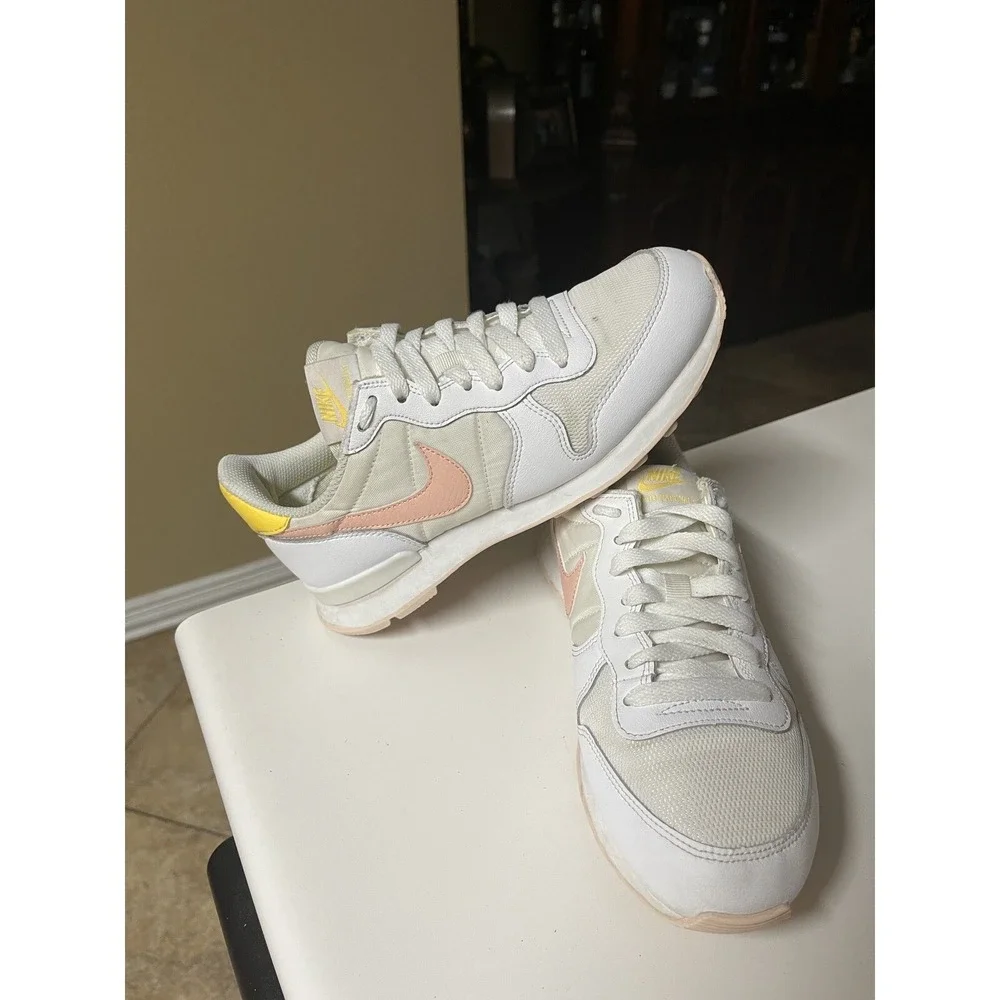 Nike‎ Internationalist Womens 6.5 White Pink Running Casual Sneakers Shoes